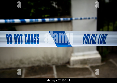 Polizei Klebeband markieren einen abgesperrten Bereich. Stockfoto