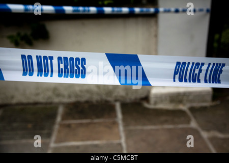 Polizei Klebeband markieren einen abgesperrten Bereich. Stockfoto