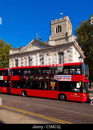 Hackney Altstädter Rathaus mit der dreizehnten Jahrhundert Augustinus Turm sichtbar hinter in Hackney Central East London England UK Stockfoto