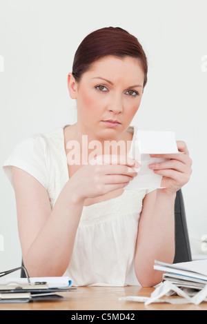 Junge hübsche rothaarige Frau deprimiert durch die Höhe des Eingangs Stockfoto