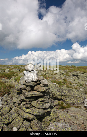 Rock Cairn entlang Tuckerman Crossover Trail in den White Mountains, New Hampshire USA während der Sommermonate Stockfoto