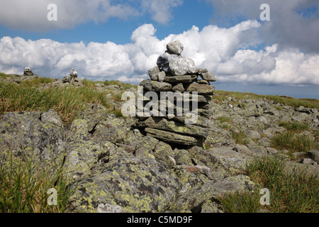 Rock Cairn entlang Tuckerman Crossover Trail in den White Mountains, New Hampshire USA während der Sommermonate Stockfoto