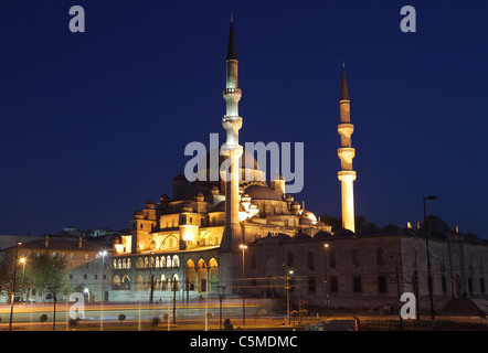 Die neue Moschee (Yeni Camii) beleuchtet in der Nacht, Istanbul Türkei Stockfoto