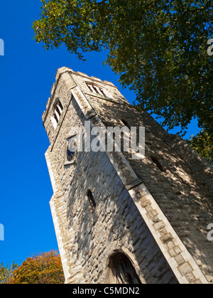 Blick hinauf in St. Augustine Turm 13. Jh. Reste der mittelalterlichen Pfarrkirche in Hackney-East London-UK Stockfoto