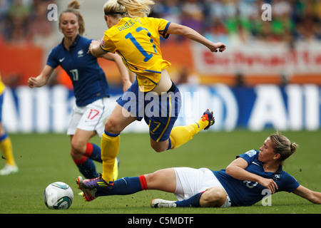 Camille Abily of France (r) Folien während der 2011 Frauen WM dritten Spiel um Platz gegen Lisa Dahlkvist von Schweden (l). Stockfoto