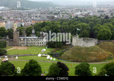 Luftaufnahme des viktorianischen gotischen Revival Herrenhauses (L) und des Norman Keep, aufgenommen von einem nahe gelegenen Hochhaus, Cardiff Castle, Cardiff, Wales Stockfoto