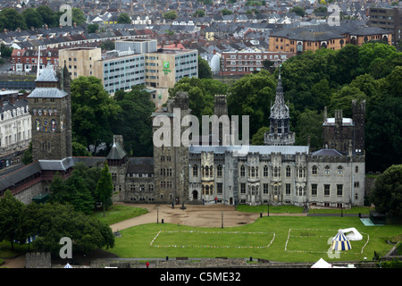 Luftaufnahme des viktorianischen gotischen Revival Herrenhauses und Uhrenturm (L) von Cardiff Castle, aufgenommen von einem nahe gelegenen Hochhaus, Cardiff, Wales Stockfoto