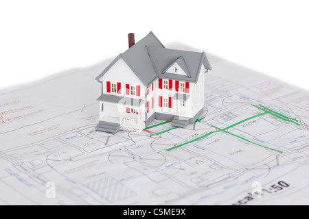 Spielzeug-Haus-Modell auf einem plan Stockfoto