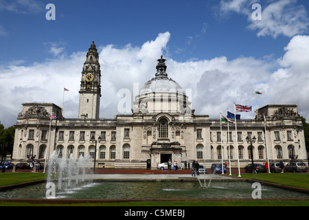 Cardiff City Hall und Brunnen im Cathays Park, Cardiff, South Glamorgan, Wales, Vereinigtes Königreich Stockfoto