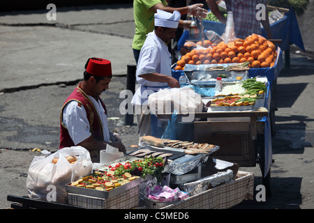 Stände mit Essen an der Galata-Brücke in Istanbul, Türkei Stockfoto