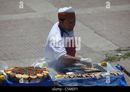 Balik Ekmek (Fisch Brot Sandwich) Verkäufer an der Galata-Brücke in Istanbul, Türkei Stockfoto