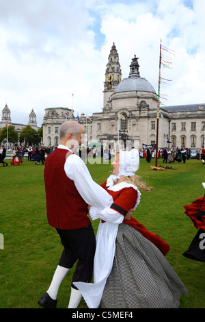 Die Tänzer tragen traditionelle Kleidung auf Midsummers Tag vor Cardiff City Hall, cathays Park, Cardiff, South Glamorgan, Wales, Vereinigtes Königreich Stockfoto