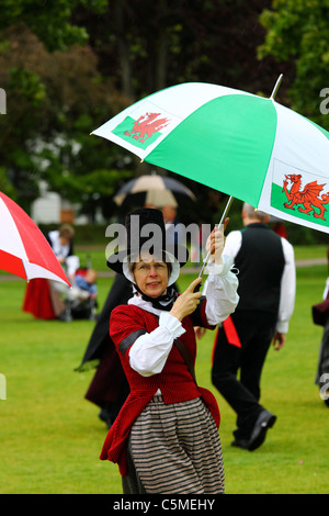 Dame in Tracht Tanz unter Dach im Mittsommer-Tag, Cathays Park, Cardiff, South Glamorgan, Wales, UK Stockfoto