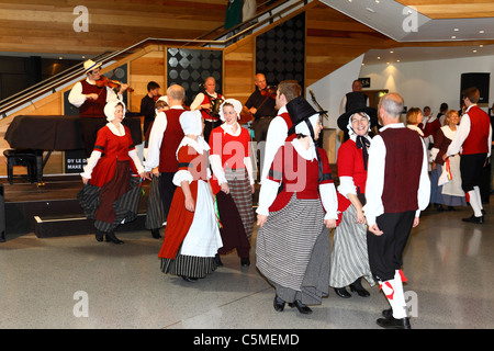 Tänzer in Tracht am Mittsommer-Tag im Millennium Centre, Cardiff, South Glamorgan, Wales, Vereinigtes Königreich Stockfoto