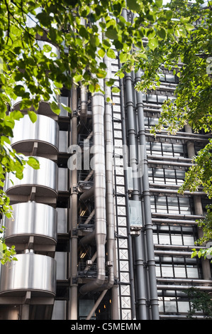 Ein Blick auf das Lloyd Building von St Mary Axe, London. Von dem Architekten Richard Rogers entworfen und von 1978 bis 1986 gebaut. Stockfoto