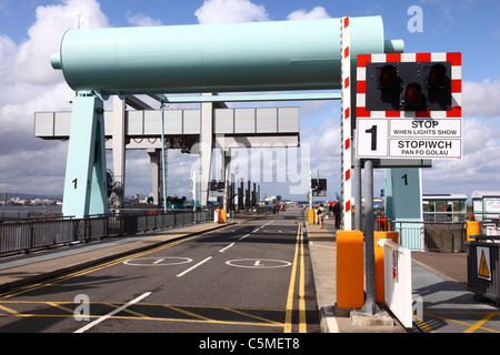 Licht zur Steuerung von Datenverkehr über Bascule heben Brücke, Cardiff Bay Sperrfeuer, Cardiff, South Glamorgan, Wales, Vereinigtes Königreich Stockfoto