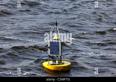 Solarbetriebene YSI EMM700 Bay Boje / Umweltmodulplattform zur Überwachung der Wasserqualität in Cardiff Bay, South Glamorgan, Wales, Vereinigtes Königreich Stockfoto