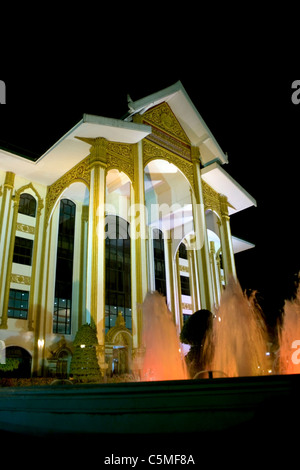 Eine Fontäne sprüht Wasser in der Nacht in The National Hall of Culture in Vientiane, Laos. Stockfoto