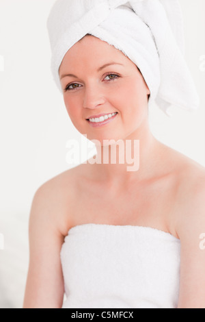 Schöne junge Frau trägt ein Handtuch Stockfoto