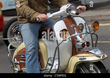 Mann reitet eine Vintage Vespa in Brighton, East Sussex, UK. Stockfoto