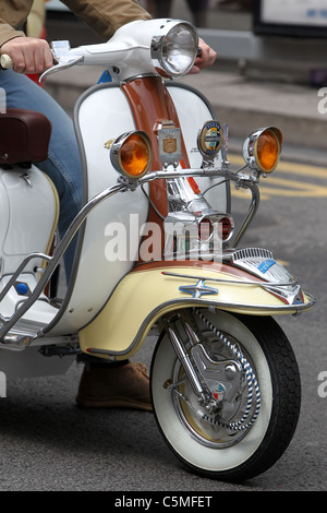 Mann reitet eine Vintage Vespa in Brighton, East Sussex, UK. Stockfoto