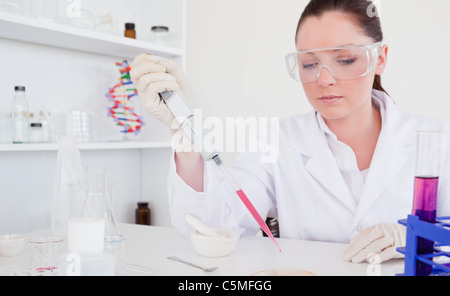 Schöne rothaarige Wissenschaftler mit einer pipette Stockfoto