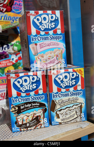 Eine Auswahl an amerikanischen Kelloggs Pop Tarts zum Verkauf in Cybercandy, einem Süßwarenladen in Brighton, East Sussex, UK. Stockfoto