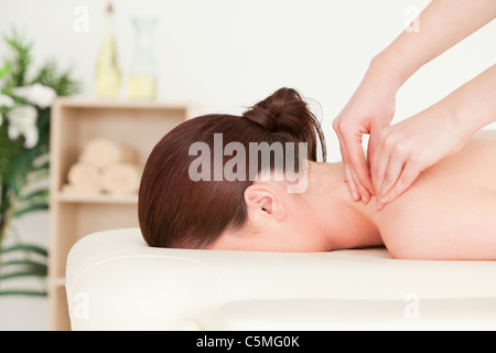 Rothaarige Frau empfangen eine Rückenmassage Stockfoto