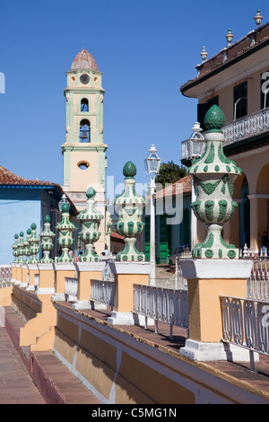 Kuba, Trinidad. Dekorative Urnen auf Säulen umgeben die Plaza Mayor. Glockenturm der Kirche des Klosters von San Francisco im Heck. Stockfoto