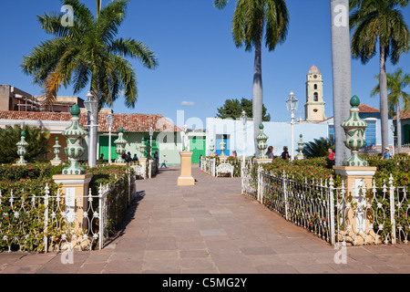 Kuba, Trinidad. Plaza Mayor. Glockenturm der Kirche des Klosters von San Francisco, rechts im Hintergrund. Stockfoto