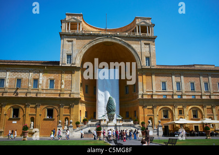 Innenhof des Pigna im Vatikanischen Museum St. Petersplatz Rom Italien Stockfoto