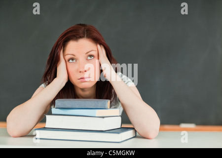 Müde, junge Studentin Stockfoto