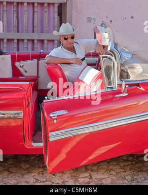 Trinidad, Kuba. 1959 Chevrolet Impala und Besitzer. Stockfoto