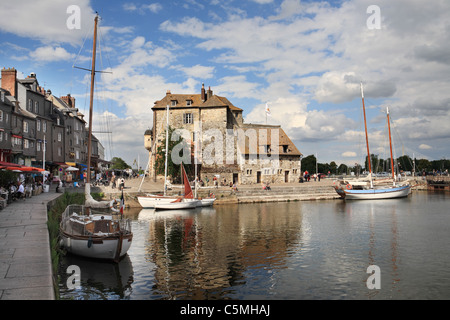 Hölzerne Segelschiff "Rose de Savanne" mit La Lieutenance im Hintergrund in den Hafen von Honfleur, Normandie, Frankreich Stockfoto