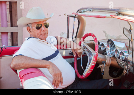 Trinidad, Kuba. 1959 Chevrolet Impala und Besitzer. Stockfoto