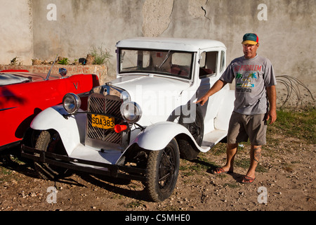 Kuba, Trinidad. Ford Modell B und Besitzer. Stockfoto