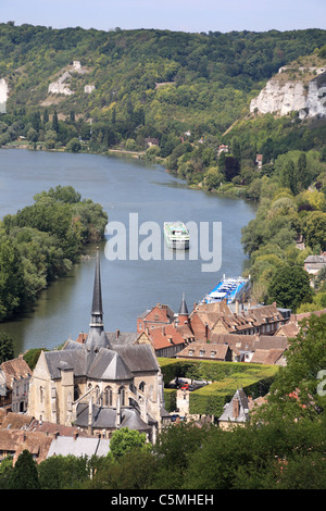 Ein Kreuzfahrtschiff kommt bei Le Petit Andely auf dem Fluss Seine, Normandie, Frankreich Stockfoto