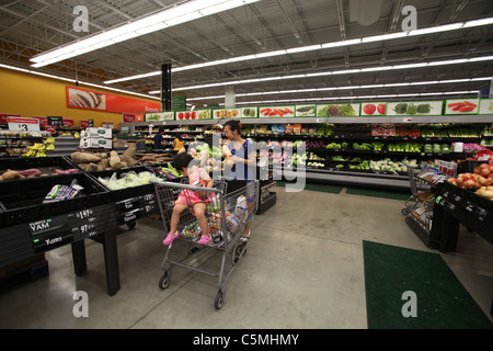 Abschnitt "Lebensmittel" in Walmart Supercenter Kitchener ON Kanada 2011 Stockfoto