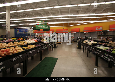 Abschnitt "Lebensmittel" in Walmart Supercenter Kitchener ON Kanada 2011 Stockfoto