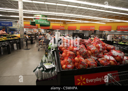 Abschnitt "Lebensmittel" in Walmart Supercenter Kitchener ON Kanada 2011 Stockfoto