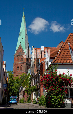 Kirche St. Aegidien und die Straße Weberstrasse in Lübeck im Sommer, Schleswig-Holstein, Deutschland. Stockfoto