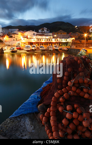 Der Hafen von Vila Franca do Campo, in der Dämmerung. Insel Sao Miguel, Azoren, Portugal. Stockfoto