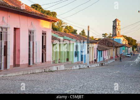 Kuba, Trinidad. Späten Nachmittag Straßenszene, pastellfarbene Häuser. Stockfoto