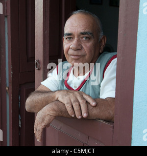 Kuba, Trinidad. Kubanische Mann, Jorge, in seiner Tür. Stockfoto