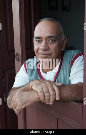 Kuba, Trinidad. Kubanische Mann, Jorge, in seiner Tür. Stockfoto