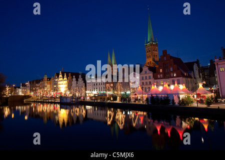 Weihnachtsmarkt an der Trave am Abend. Lübeck, Schleswig-Holstein, Deutschland. Stockfoto