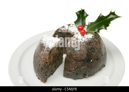 Christmas Pudding auf einem Teller isoliert gegen weiß Stockfoto