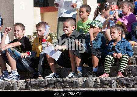 Kuba, Trinidad. Kinder beobachten Carrusel, eine musikalische Darbietung. Stockfoto