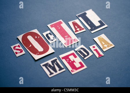 Soziale Netzwerk-Konzept. Beschriftung mit Buchstaben aus Zeitschriften auf dem grau-blauen Papier zerrissen komponiert. Stockfoto