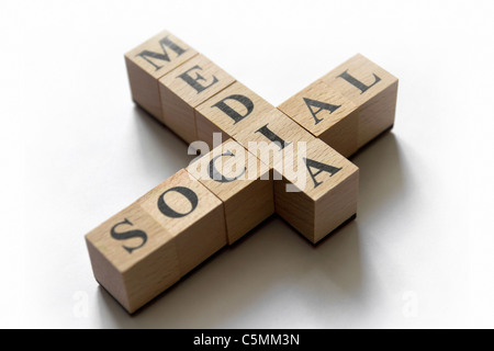 Social-Media-Buchstaben auf cubes.Combination die Worte "sozial" und "Medien". Fokussiert auf "I" schreiben. Isoliert auf weiss. Stockfoto